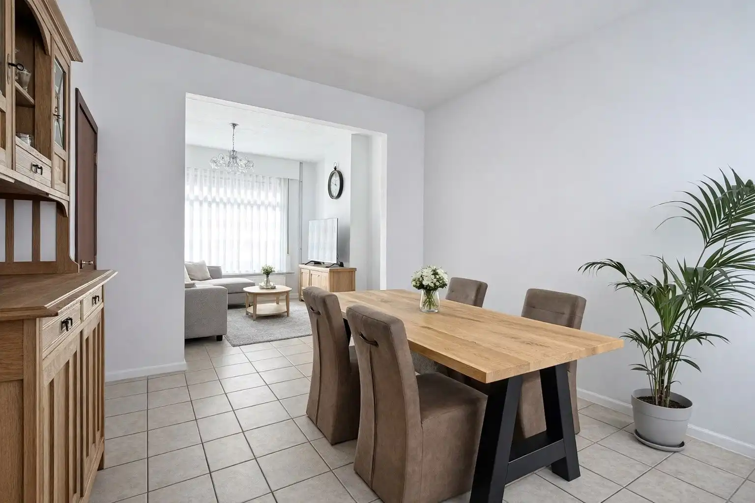 Charmante rijwoning met zonnige tuin in het rustige Woesten foto 3