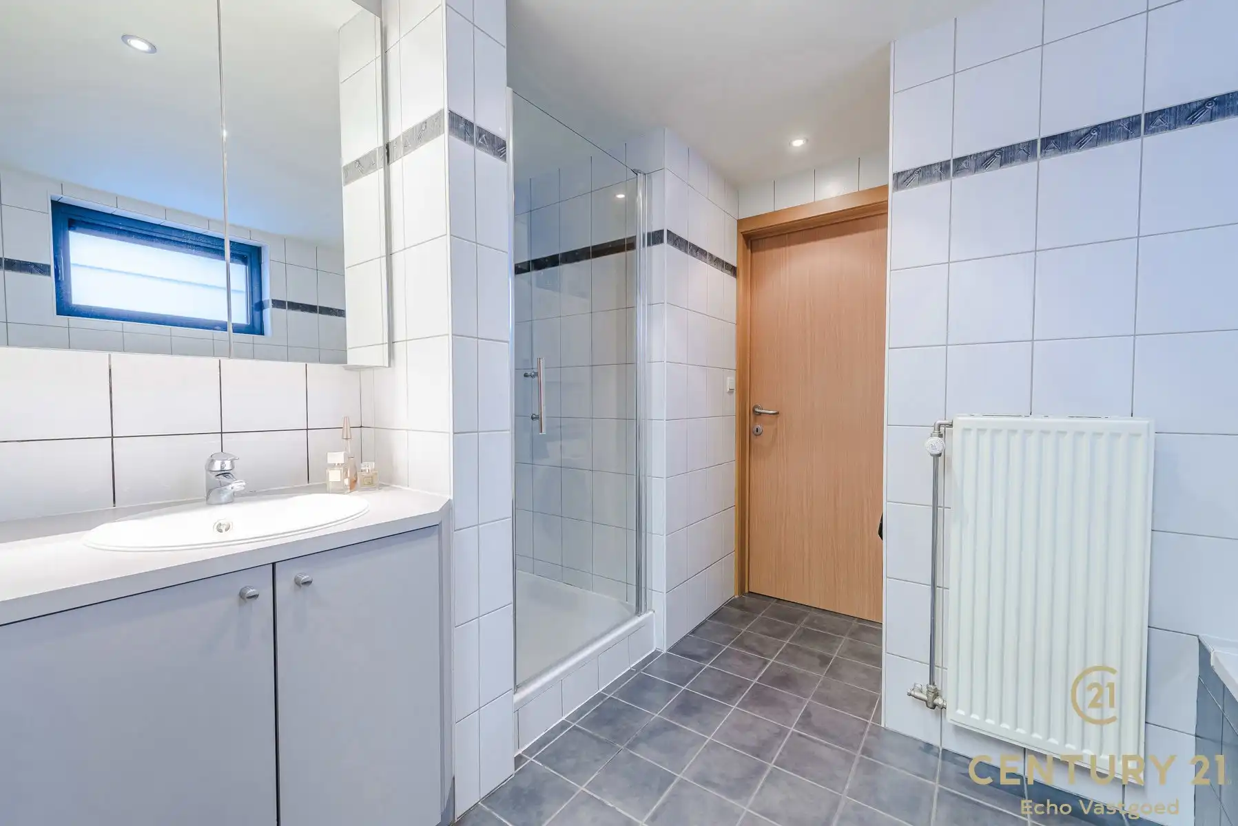 Handelszaak met gerenoveerde woonst op topligging  foto 18