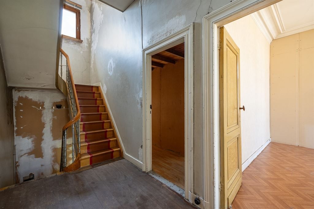 Te renoveren herenwoning met veel potentieel foto 13