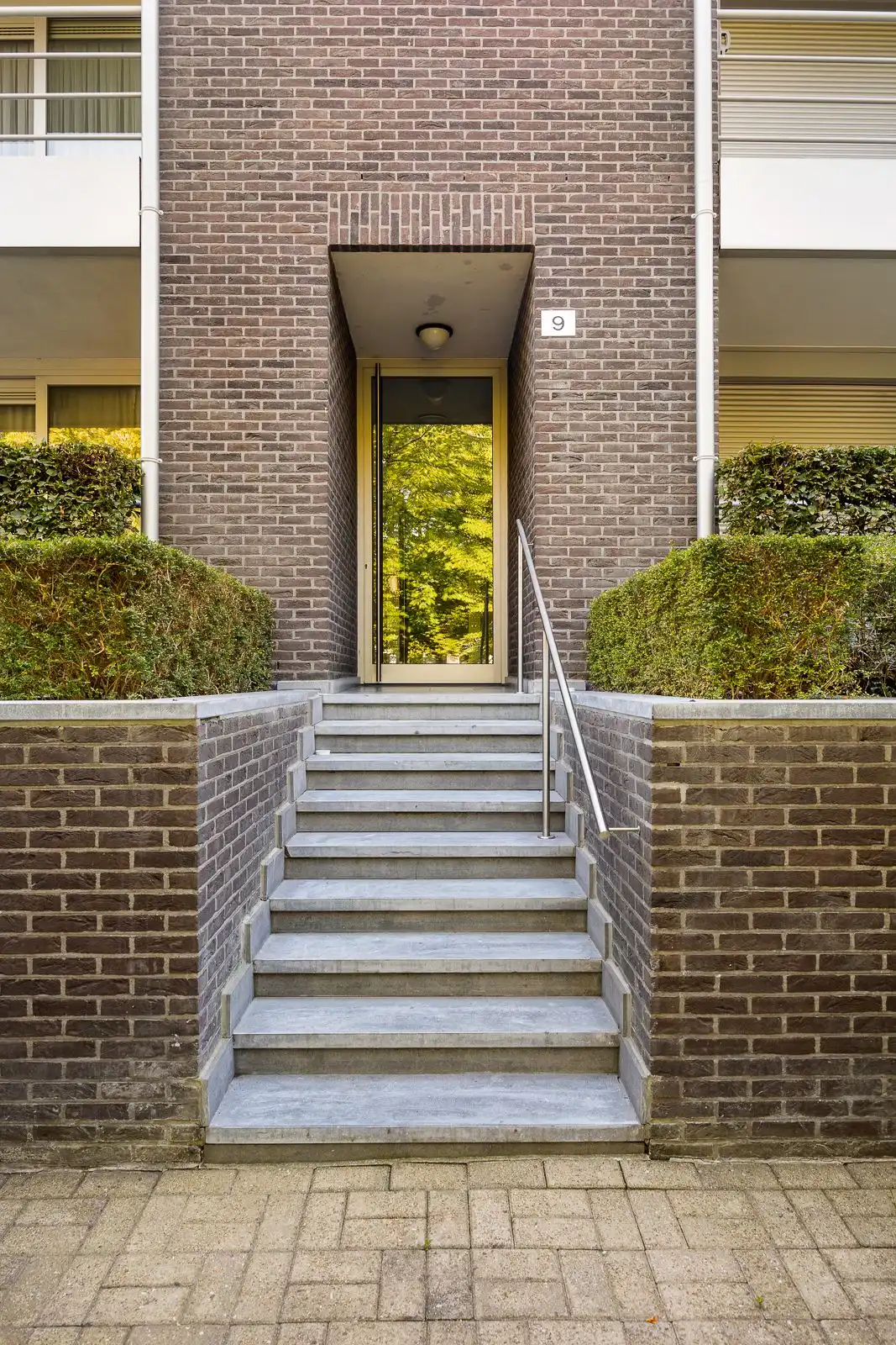 Lichtrijk appartement met terras en 3 staanplaatsen in Brasschaat. foto 2
