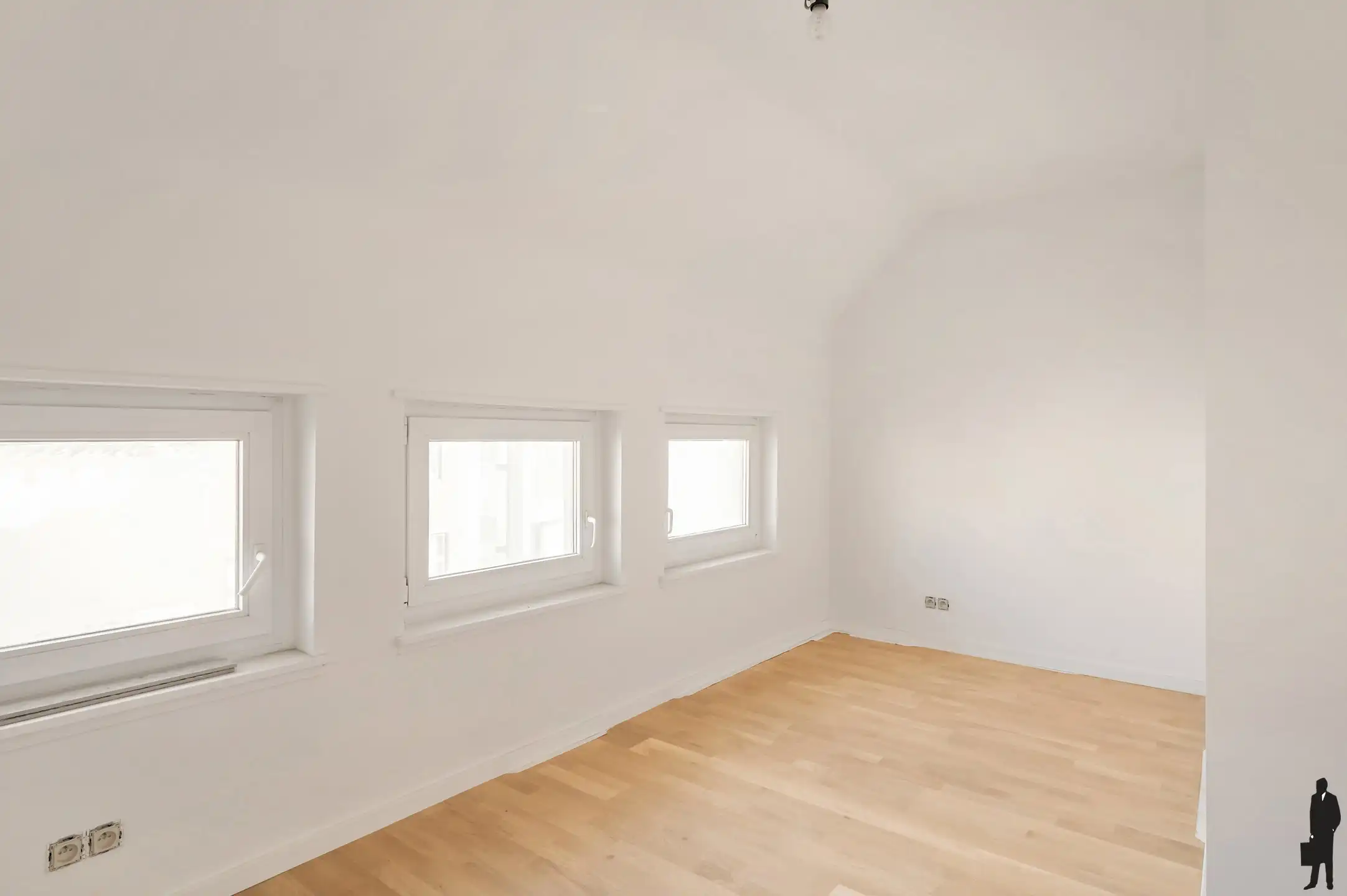 Handelsgelijkvloers met gerenoveerde triplex in het centrum! foto 16