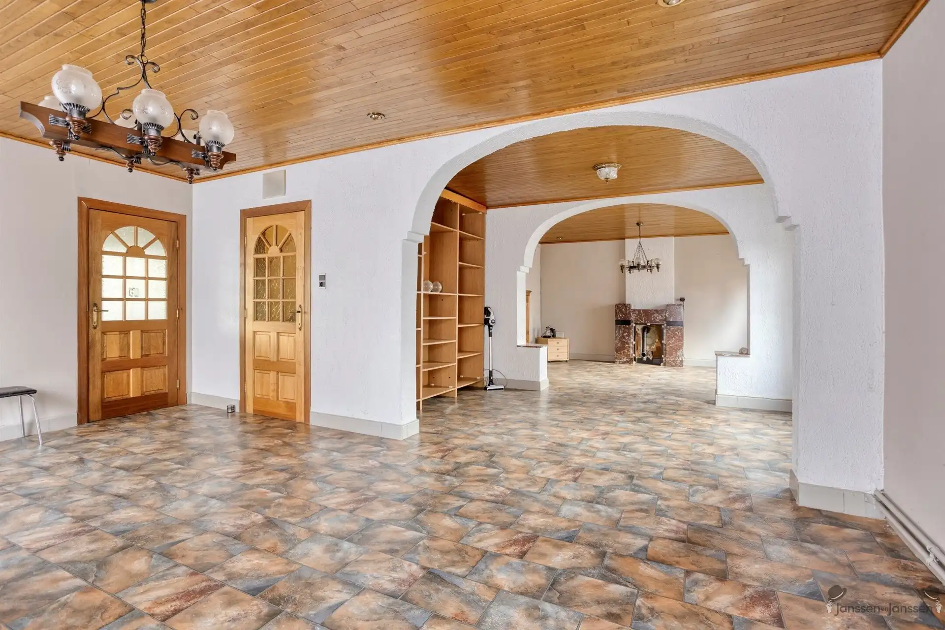 Ruime renovatiewoning met polyvalente bijgebouwen foto 9