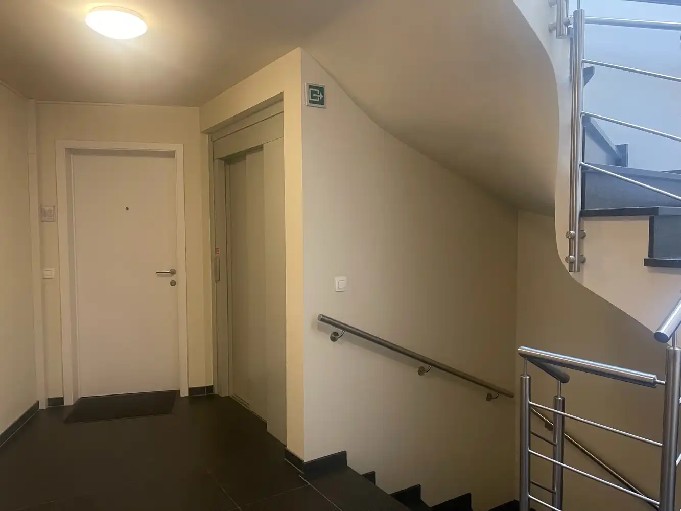 Lichtrijk appartement met balkon in gebouw met lift foto 17