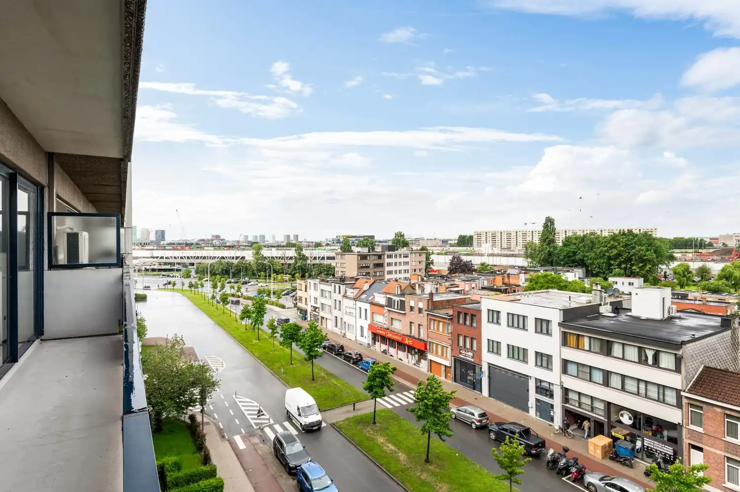 Instapklaar appartement met 2 slaapkamers, terras en autostaanplaats op centrale ligging in Merksem! foto 10