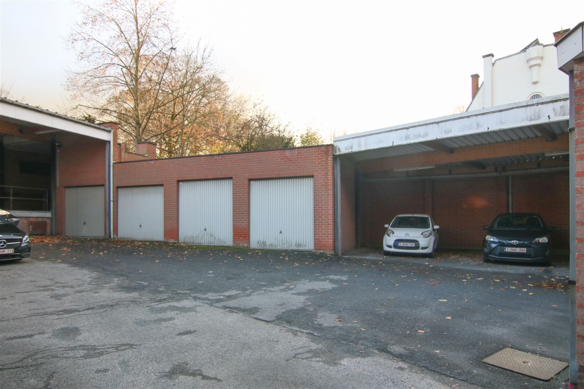 Handelspand met magazjin of projectgrond foto 4