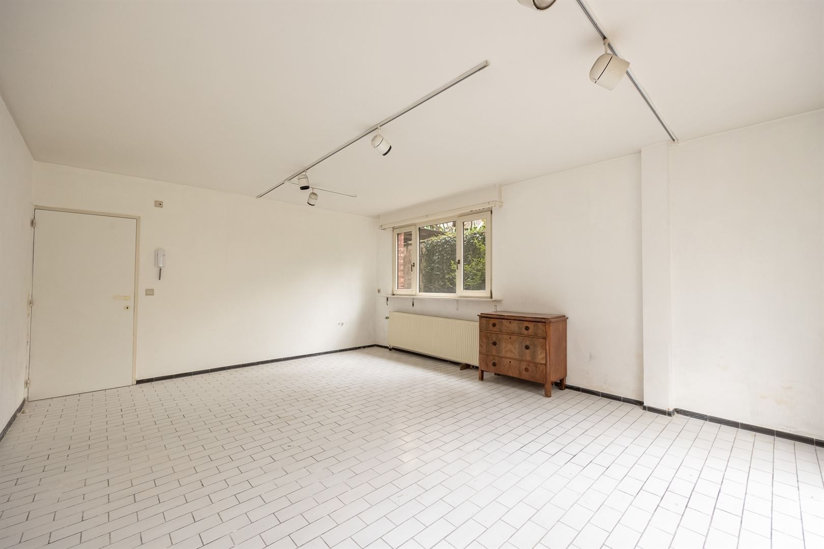 Te renoveren gelijkvloers appartement met tuin op toplocatie in Antwerpen

 foto 3