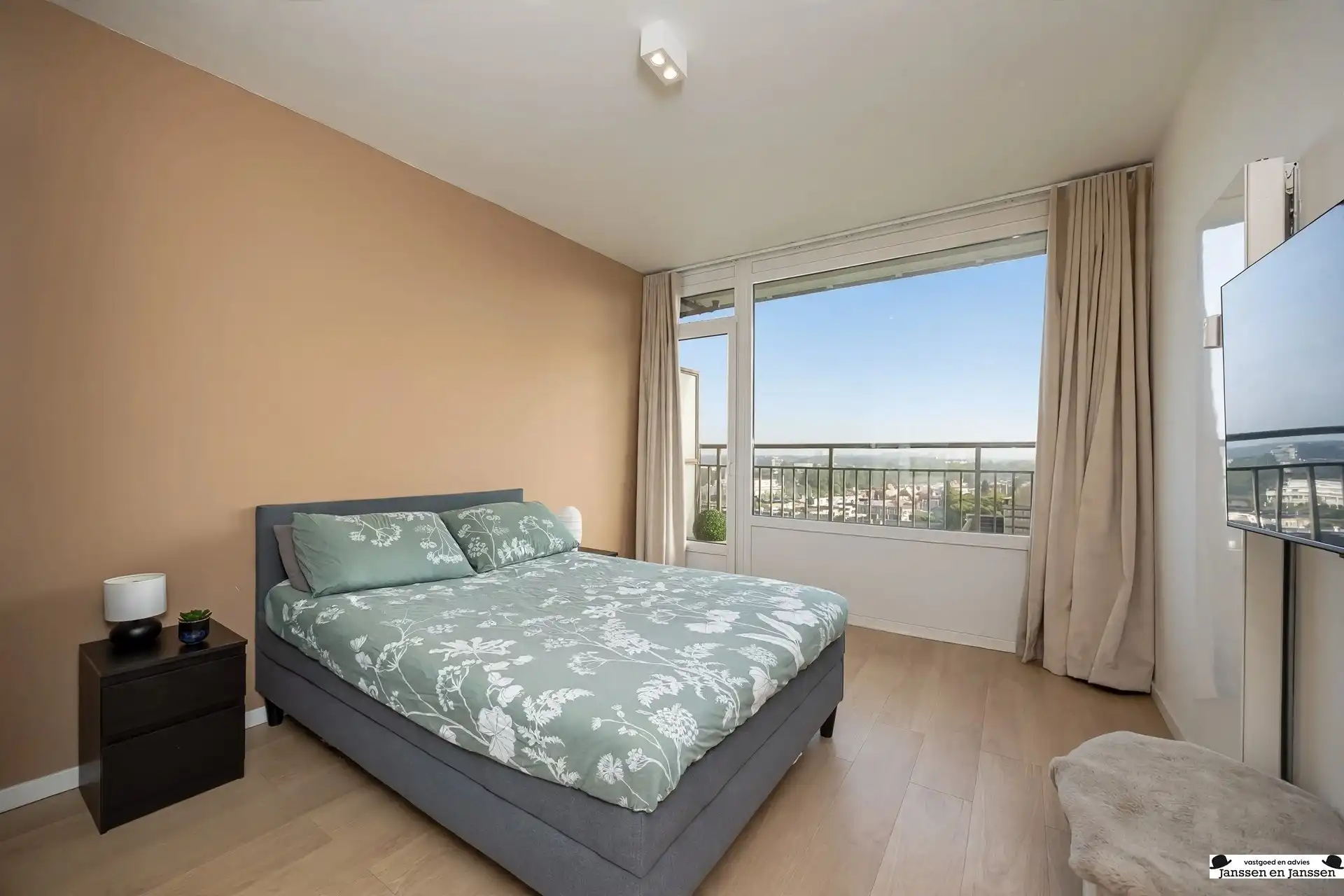 Gerenoveerd 2-slaapkamer appartement met 2 terrassen en prachtig uitzicht foto 8