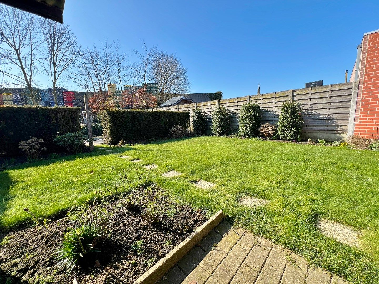 Halfopen woning met zonnige tuin en garage.  foto 18