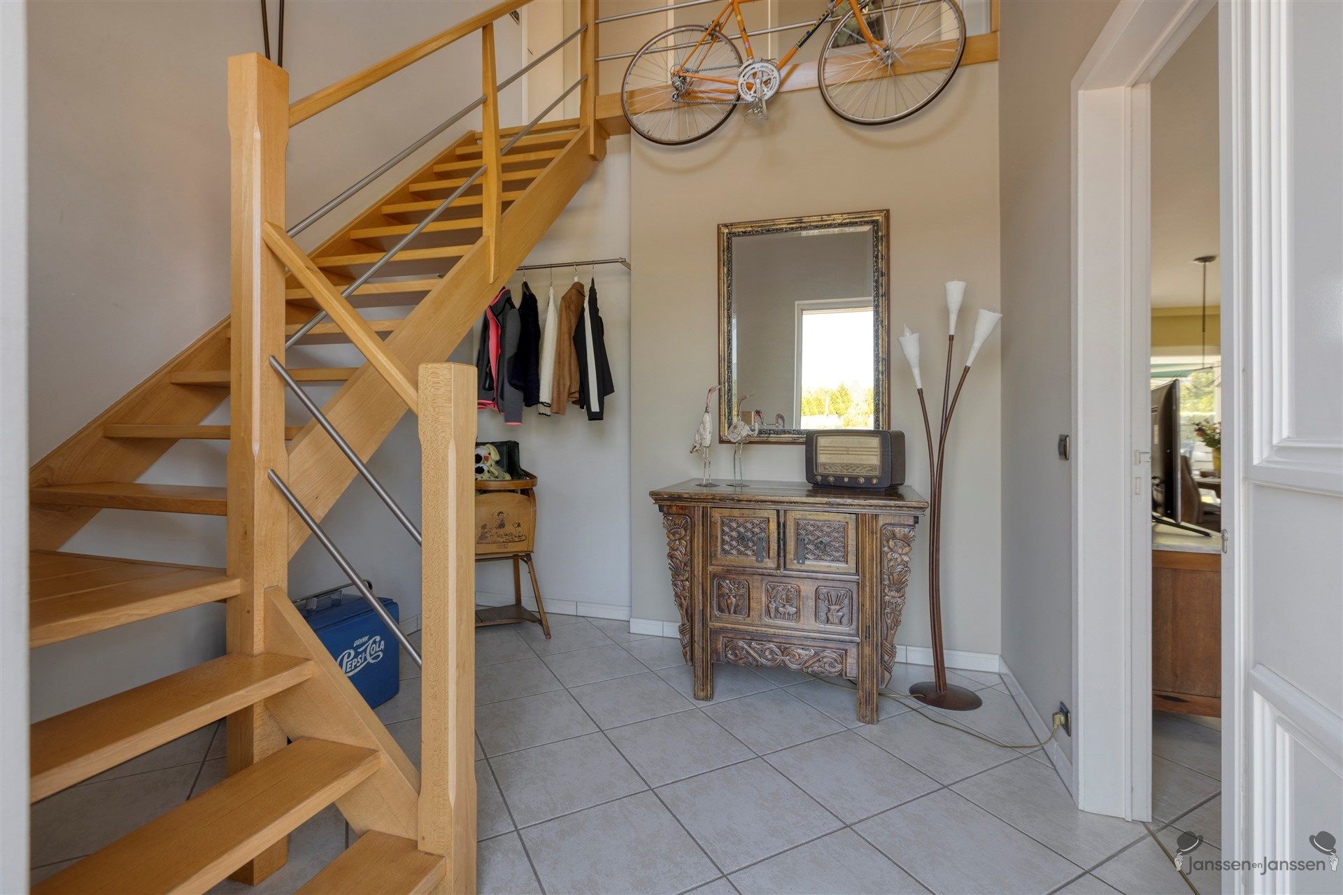 Woning met grote werkplaats  foto 2