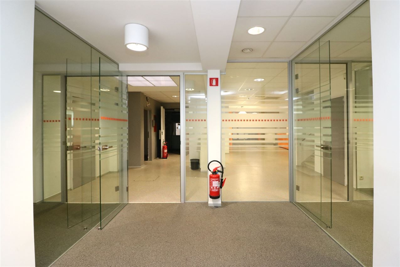 Opbrengsteigendom (handel & 4 app) op toplocatie foto 19