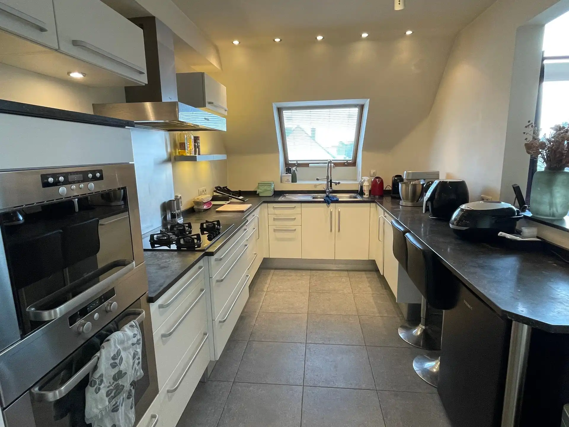 Gunstig gelegen en uitzonderlijk ruim gezellig appartement. foto 9