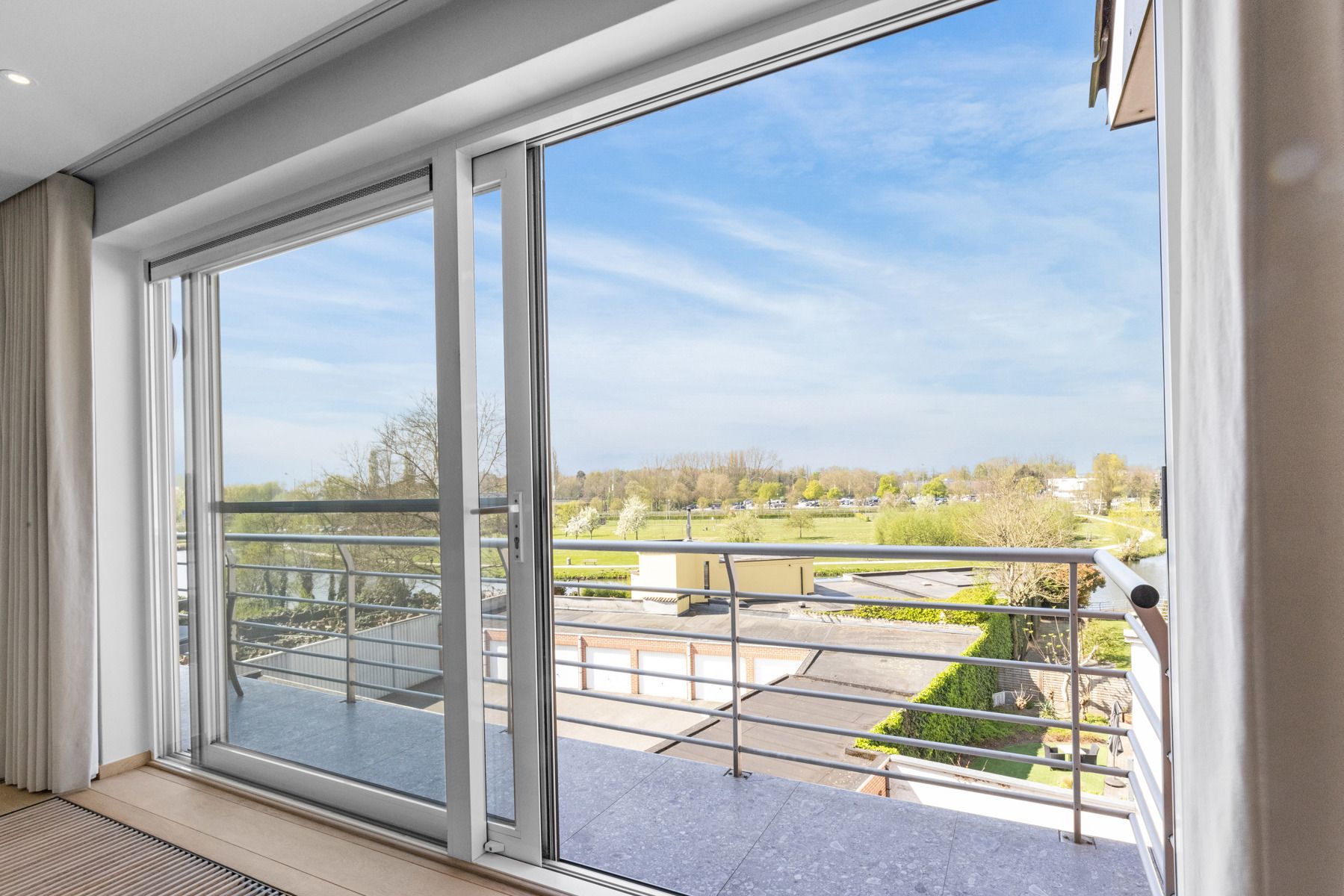 Exclusief en riant wonen met zicht op de oude Leiearm foto 5