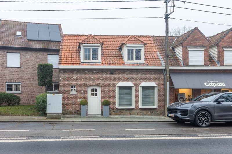 Tot in de puntjes afgewerkte woning met 3 slpks,  2 badk. tuin, dubbele garage en plaats voor winkeltje, praktijk...Energielabel C. foto 2