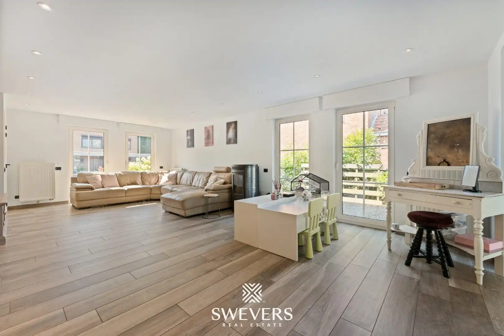 Ruime open bebouwing met nieuwe keuken en veranda foto 3