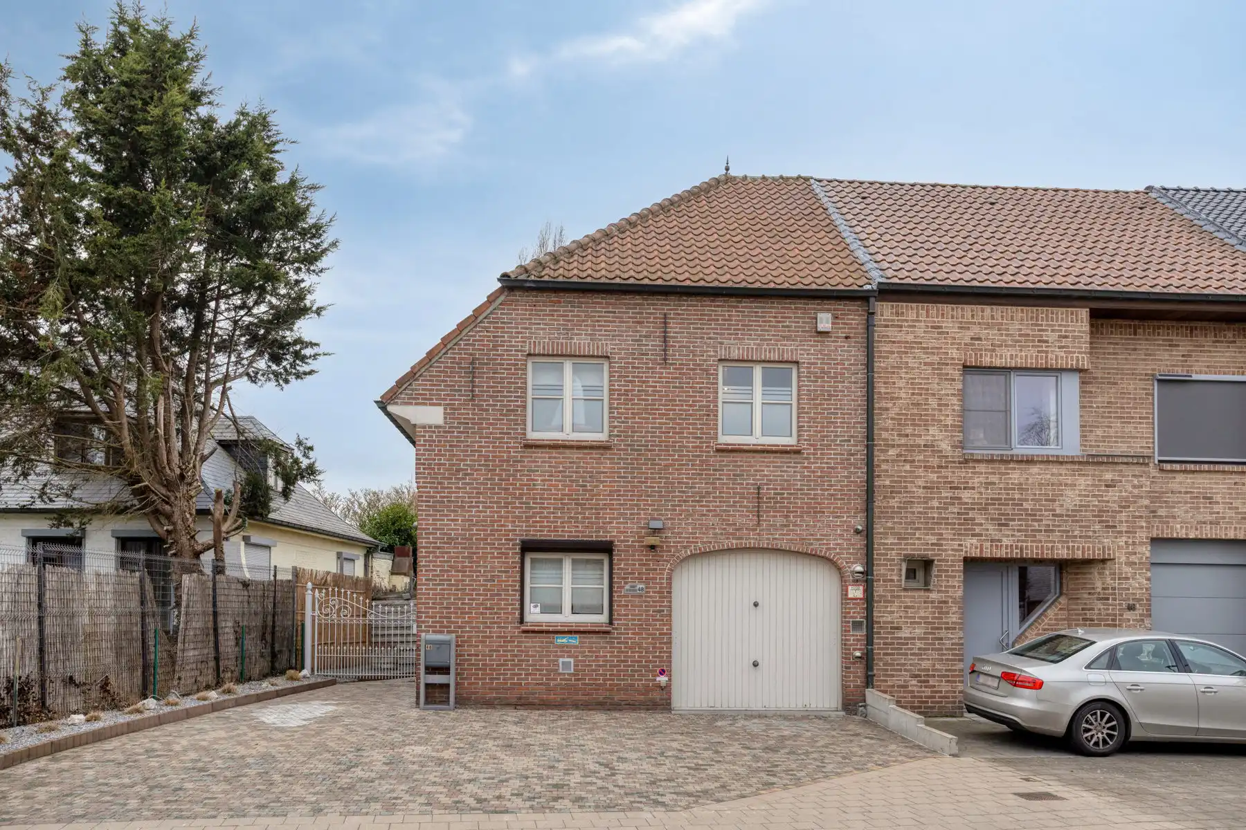 Halfopen met grote slaapkamers en zuidgerichte tuin foto {{pictureIndex}}