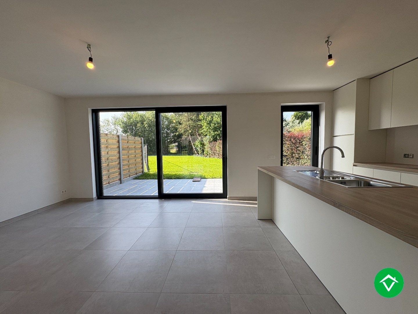 TE HUUR – Energiezuinige nieuwbouwwoning met tuin  foto {{pictureIndex}}