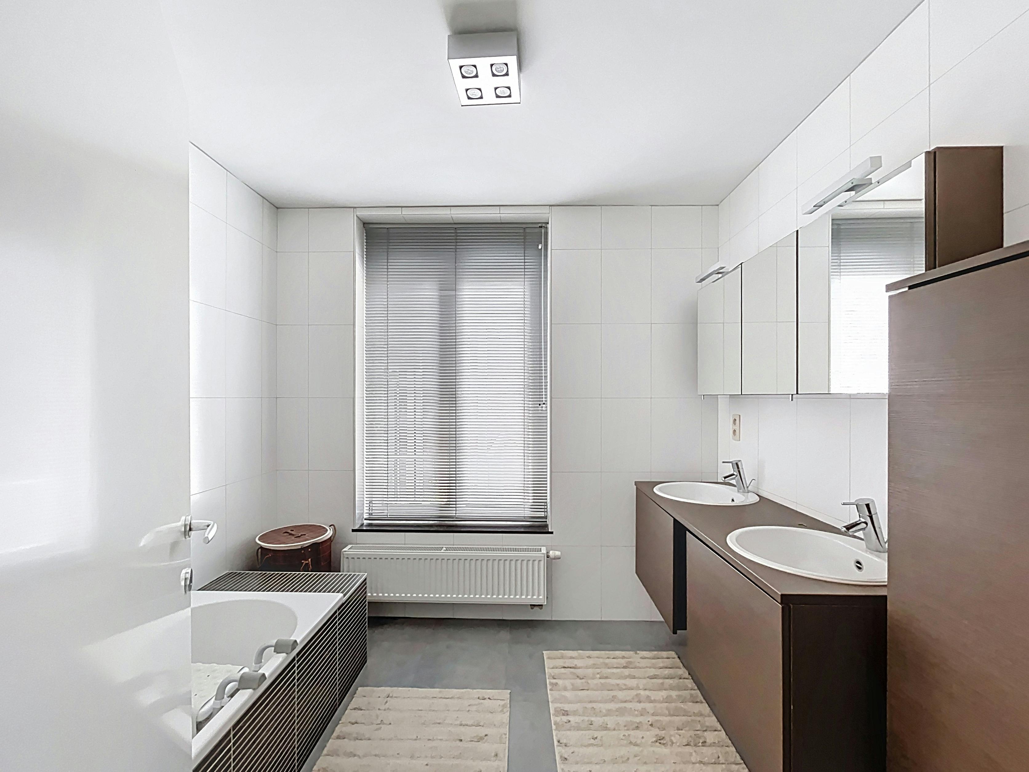 Instapklaar ruim appartement te koop aan de Markt in Eeklo  foto 13