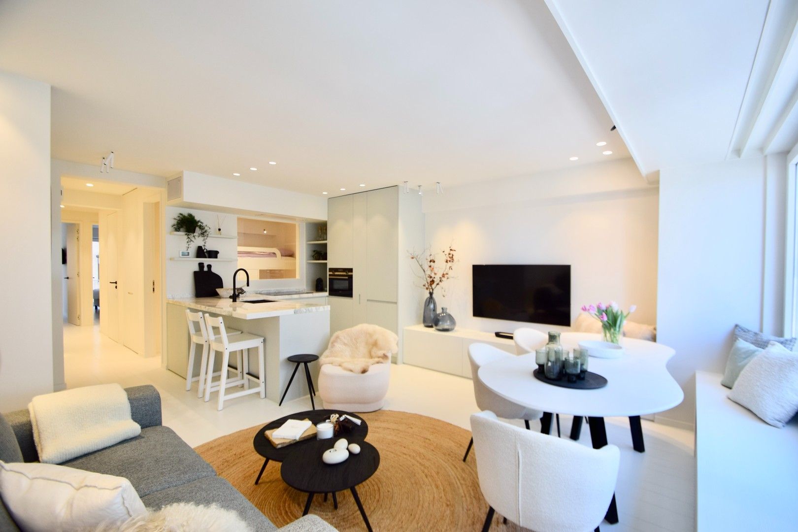 Lichtrijk gerenoveerd appartement nabij de winkels, het strand en de zee. foto {{pictureIndex}}