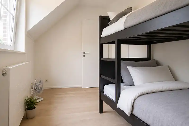 Rustig gelegen, ruime woning op een perceel van 6 aren 65 centiaren. Riante indeling met 4 slaapkamers en een open leefruimte die uitgeeft op de tuin. foto 23