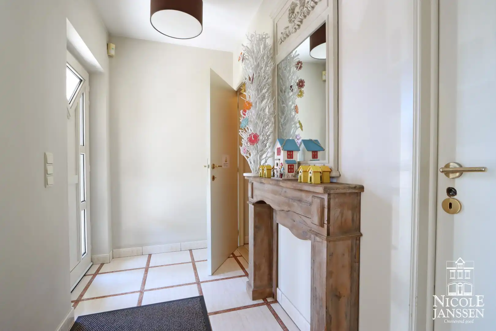 Instapklare woning met ruimte voor praktijk en mooie ingesloten tuin in Bree centrum foto 3