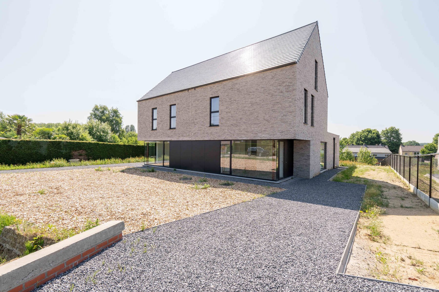 Prachtige nieuwbouwwoning in heel rustige straat te koop! foto 2