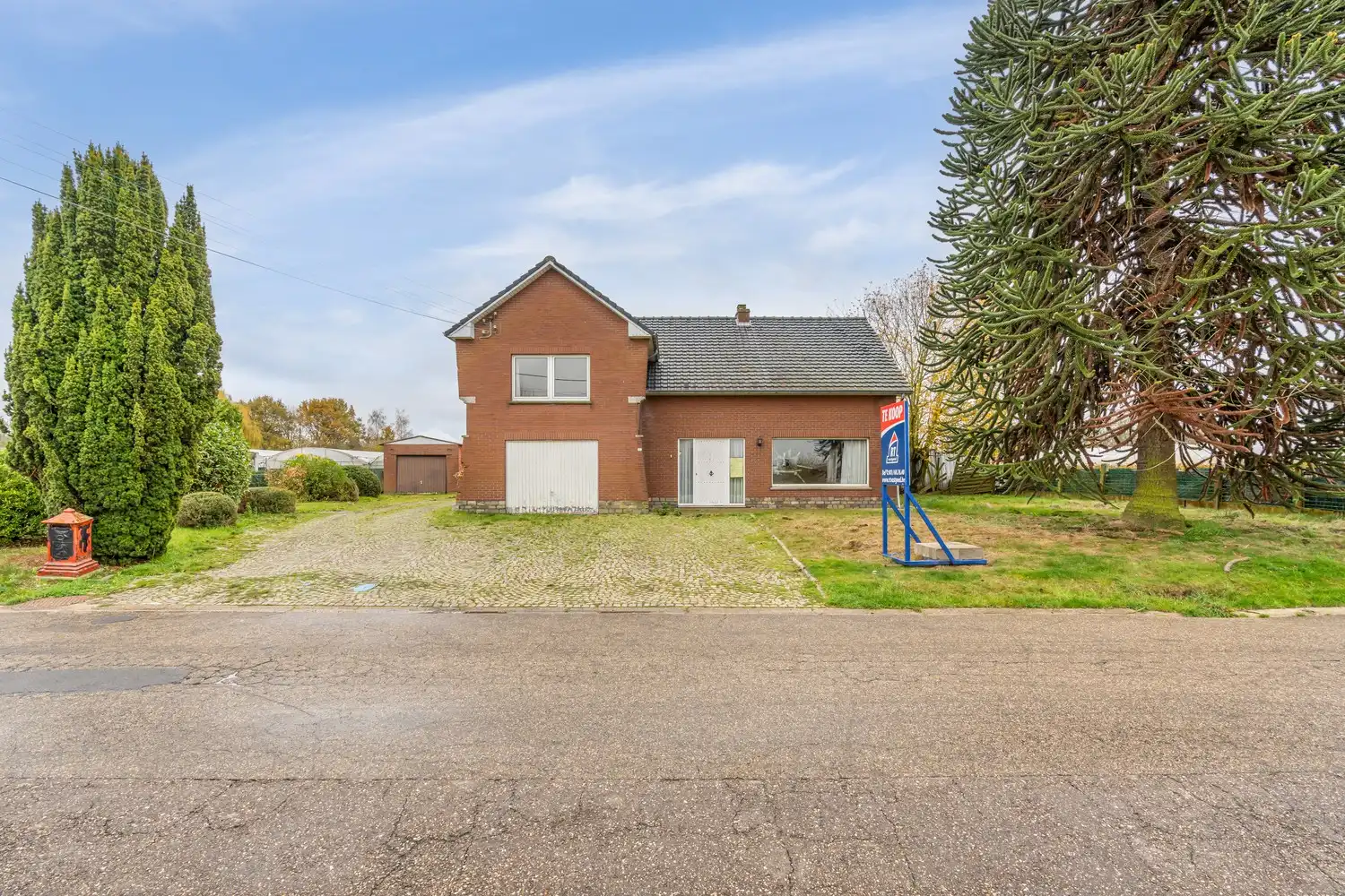 Hoofdfoto van de publicatie: Te renoveren woning met loodsen op rustige locatie!