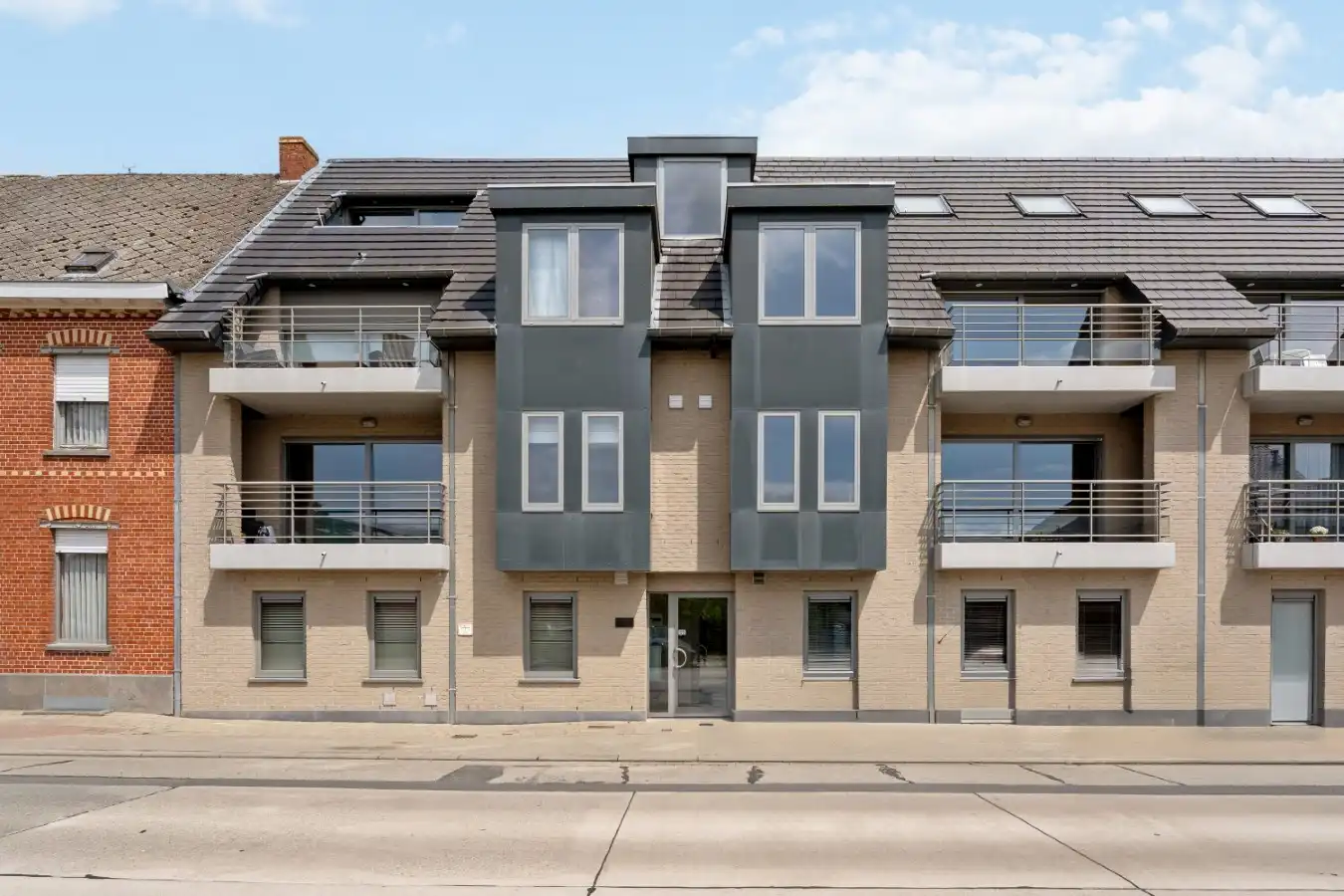 Passendale - Zeer ruim gelijkvloers appartement met 3 slaapkamers, terras en garage-optie foto {{pictureIndex}}