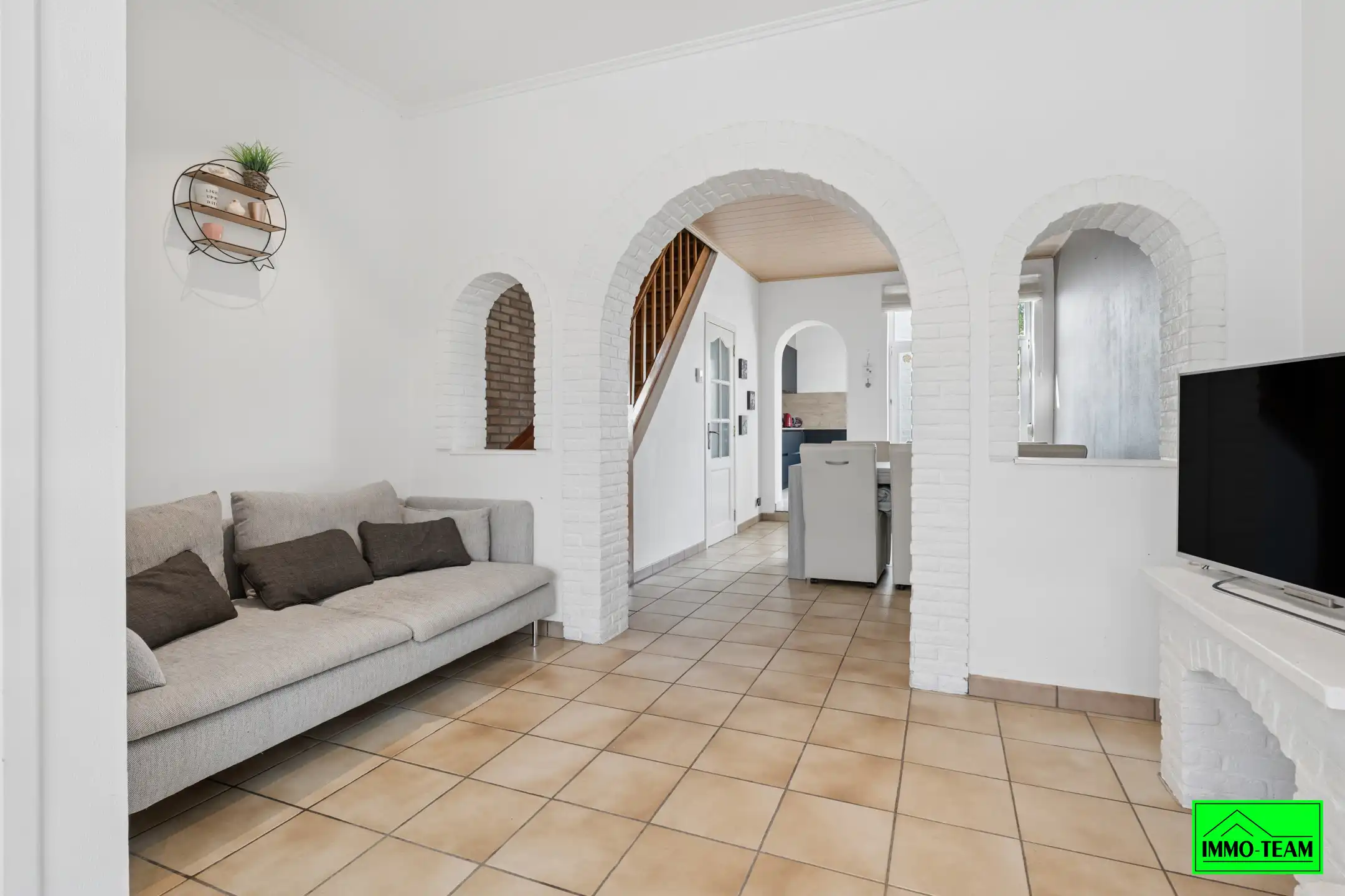 Gezellige, instapklare 2-gevelwoning nabij centrum Okegem foto 3