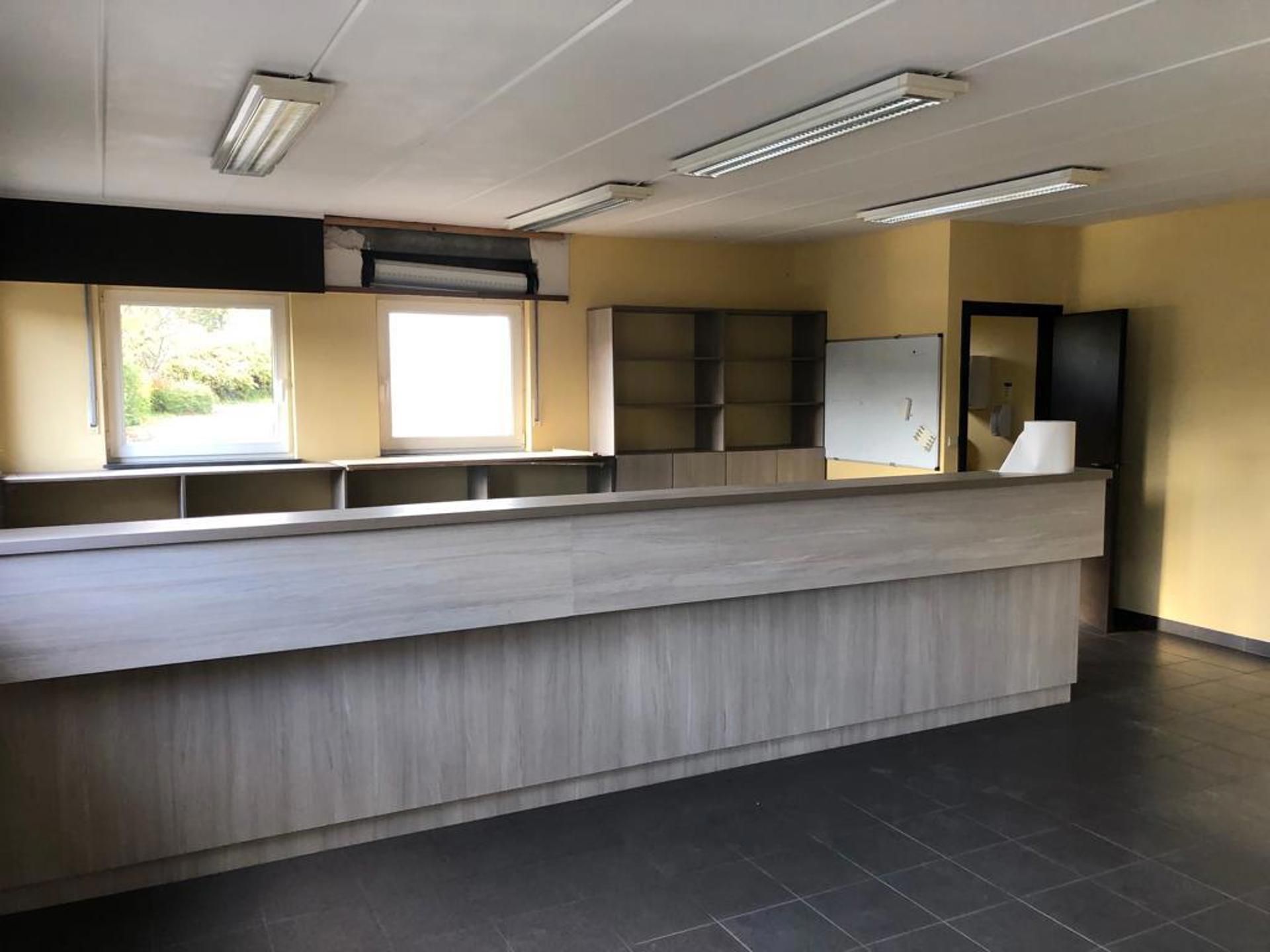 Magazijn met kantoor te Lint foto 14