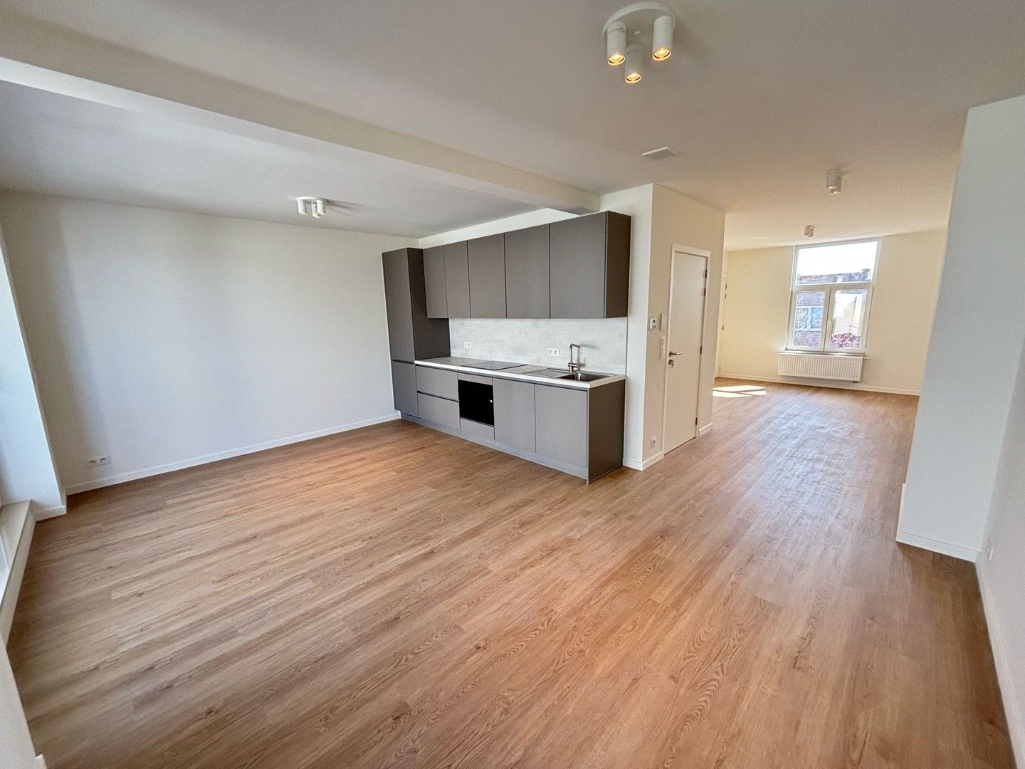 APPARTEMENT OP DE TWEEDE VERDIEPING MET TERRAS foto {{pictureIndex}}