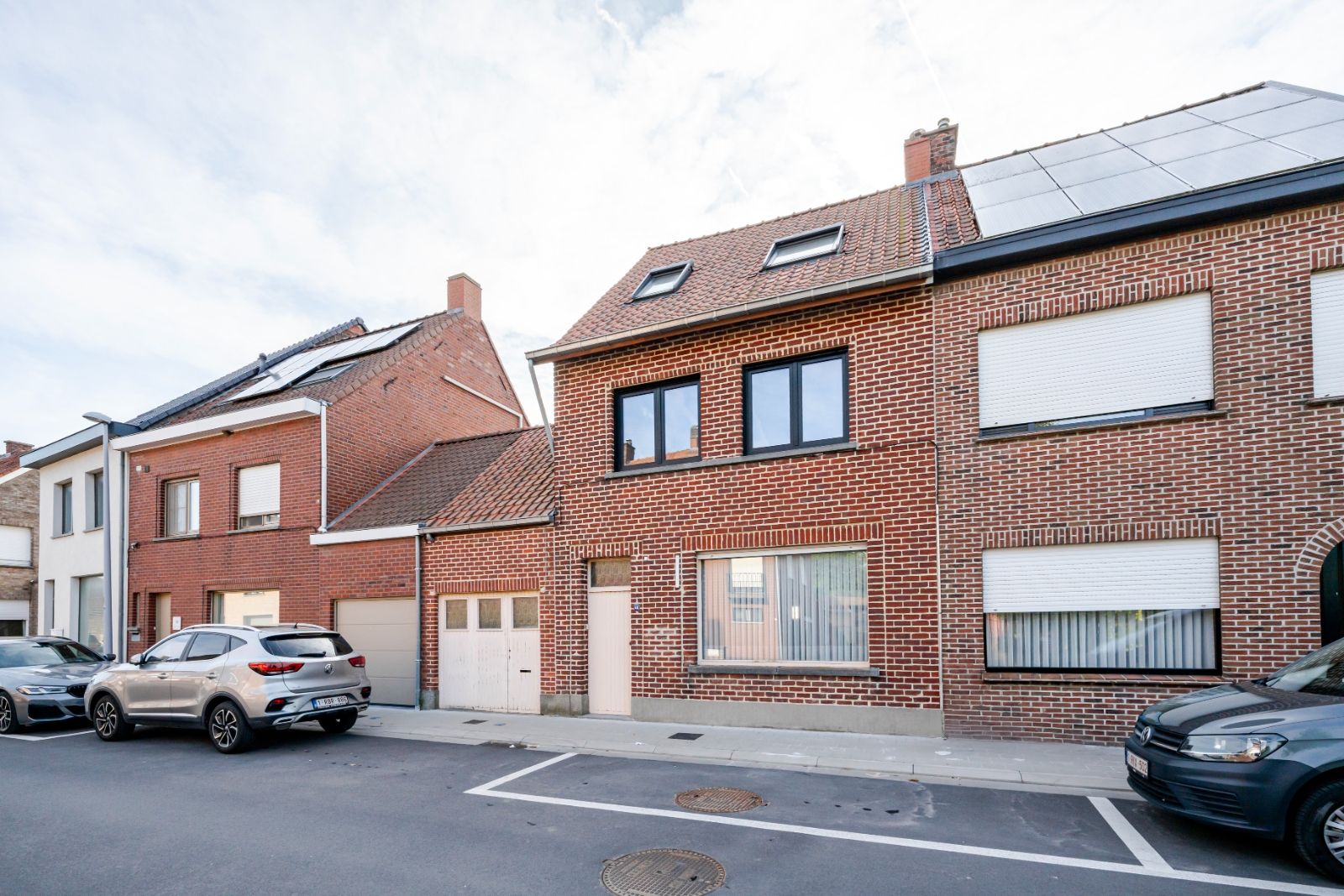 Eerste kijkdag 28/06/2025 tussen 09.00 en 10.00 uur! Af te werken woning met garage! foto 2