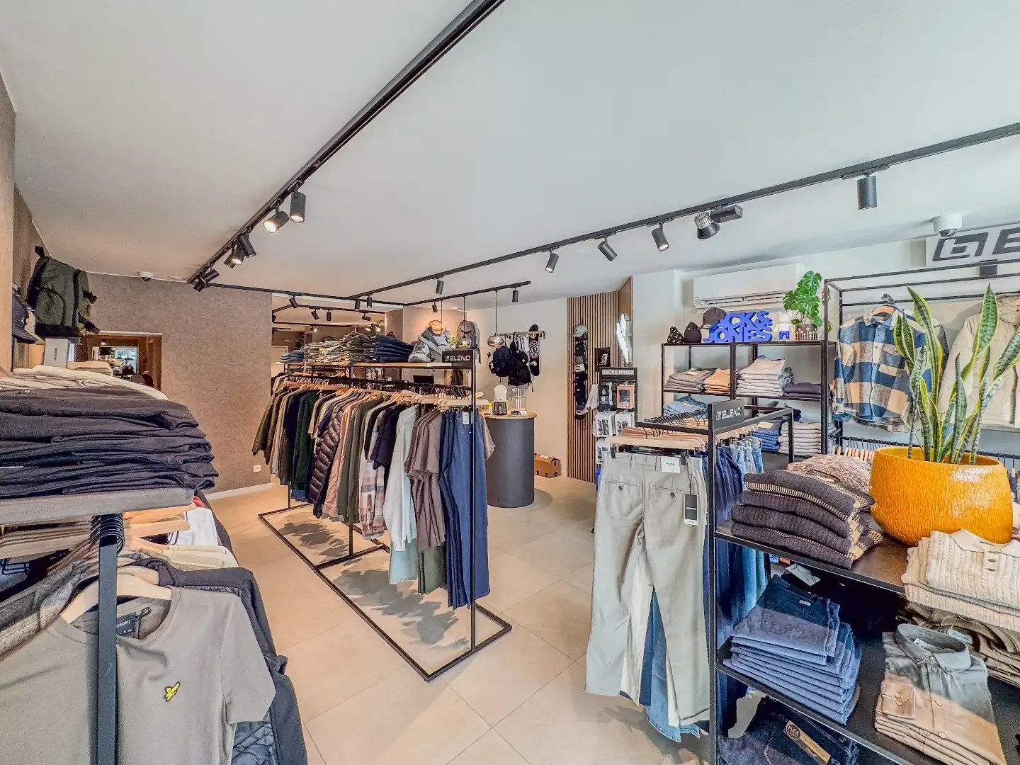 Handelsgelijkvloers (150m²) op commerciële toplocatie. foto 4