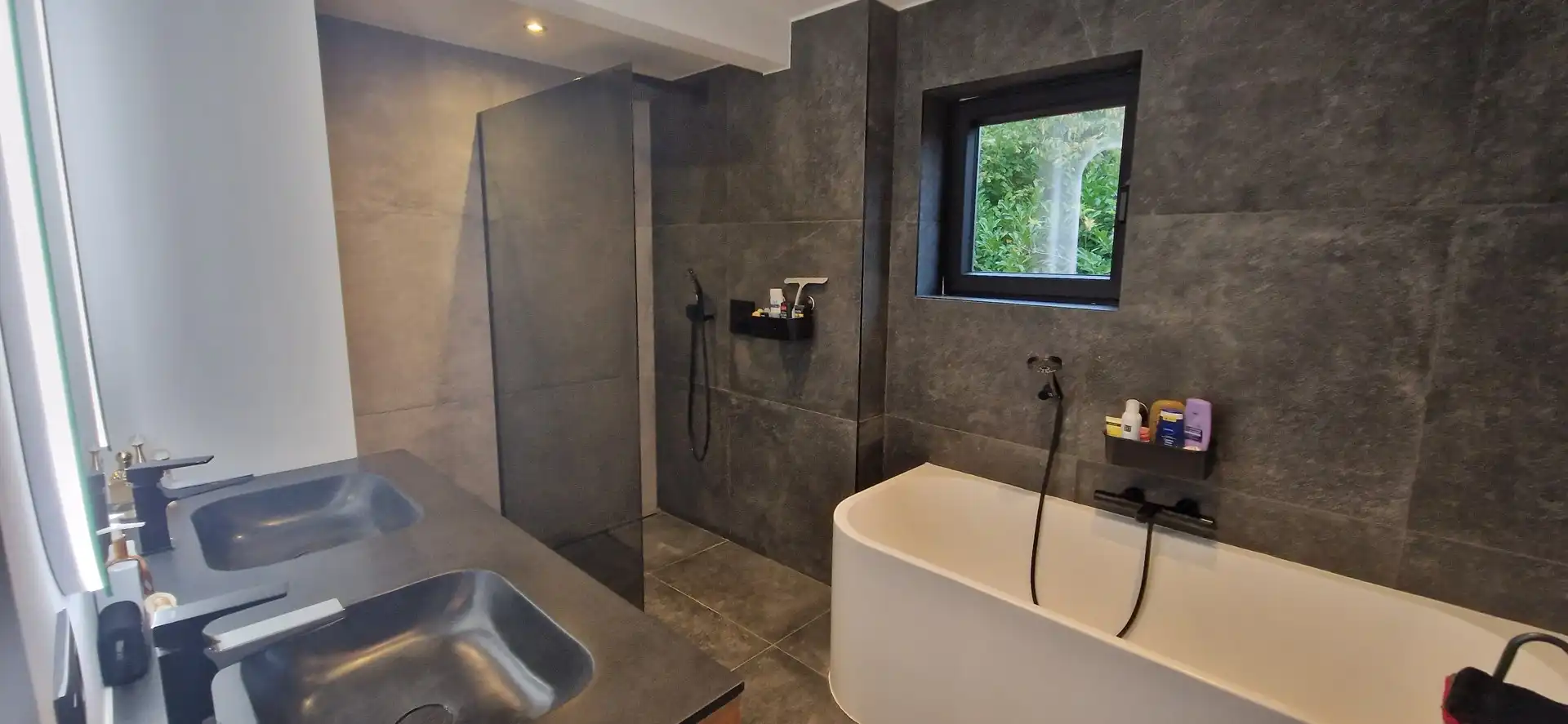 Prachtig  gerenoveerde en rustig gelegen EENGEZINSWONING (2024), bewoonbaar: 192m², met mooie leefruimten, 3 slaapkamers, garage 2 wagens en grote tuin op 14 are 54 ca. foto 30