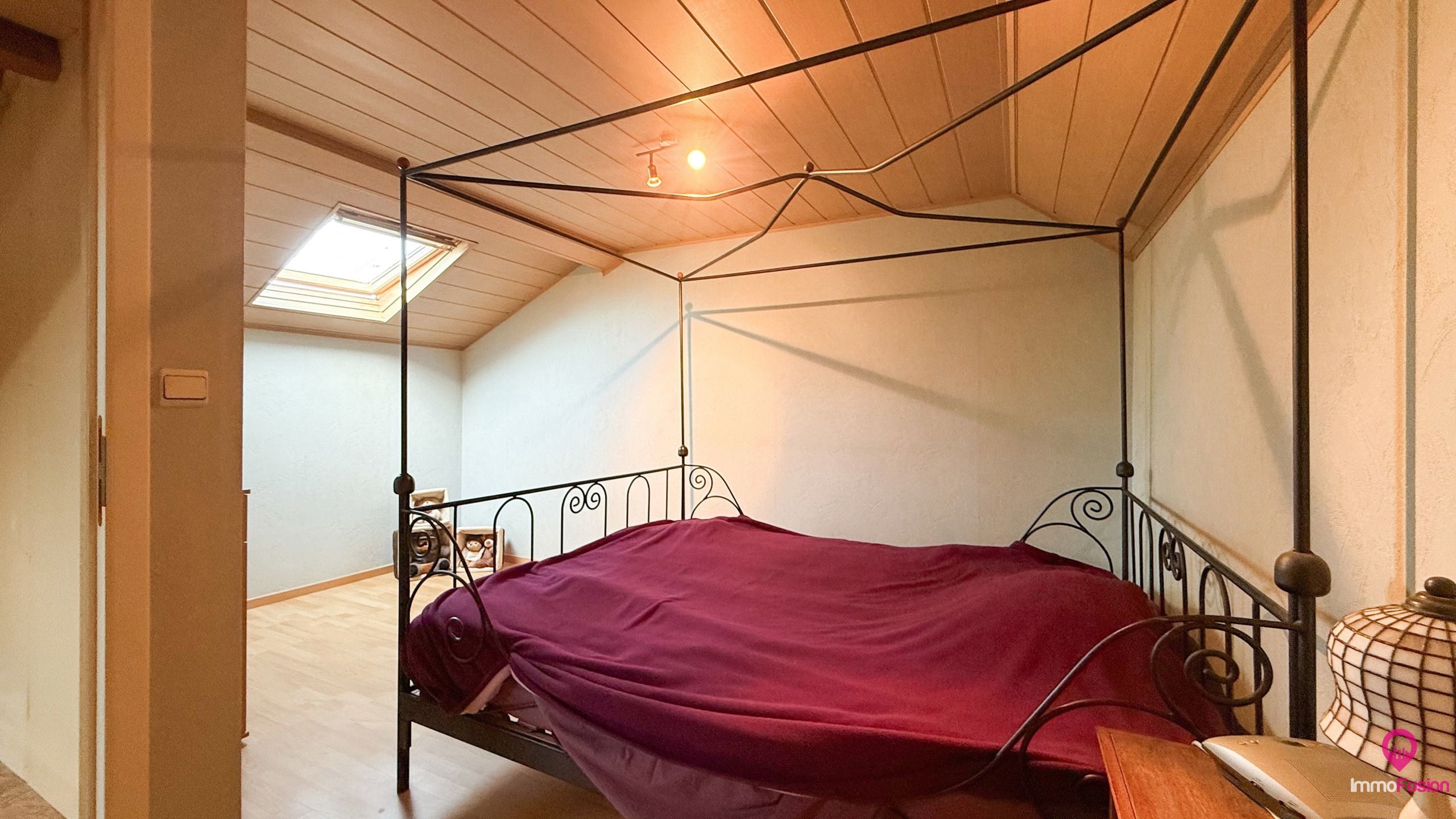 Deels gerenoveerde woning met groot perceel van ca 13are! foto 22