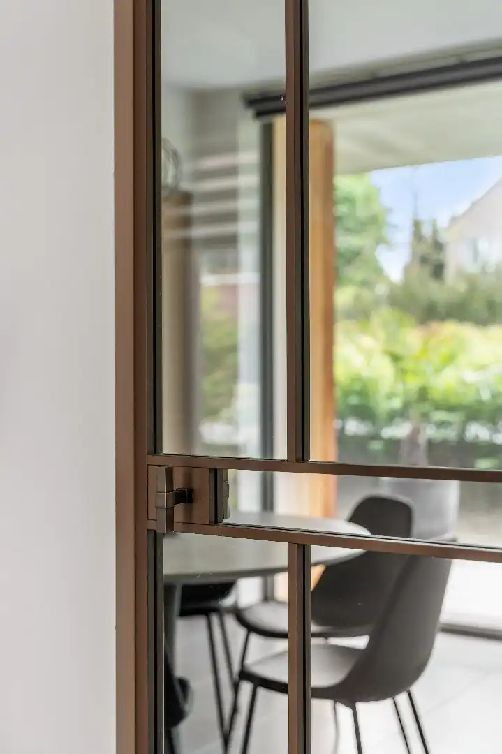 Exclusief gelijkvloers appartement met ruime terrassen, 2 slpk, extra brede autostaanplaats, centrum Genk foto 12