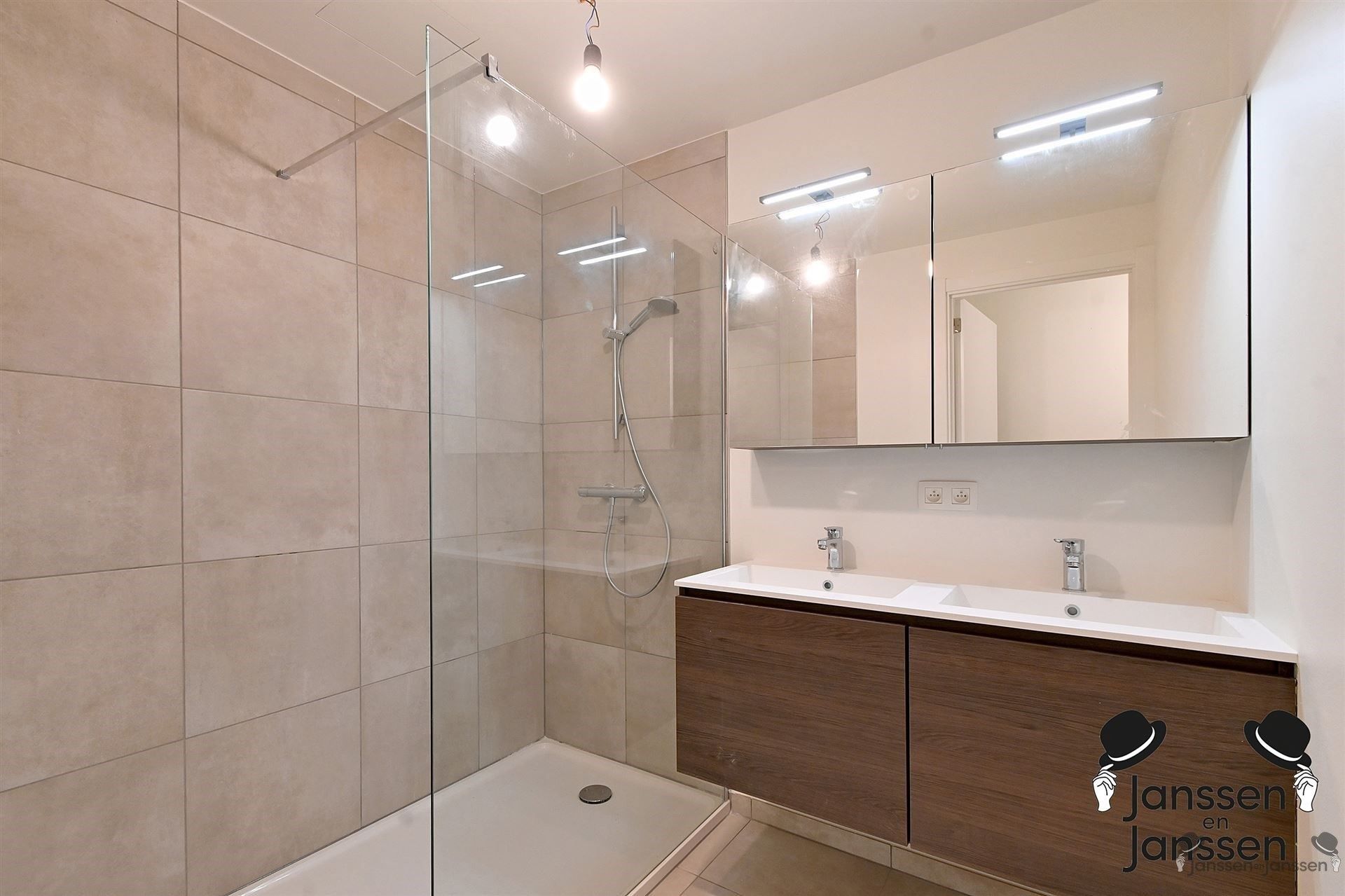 Nieuwbouwappartement met staanplaats&berging foto 3