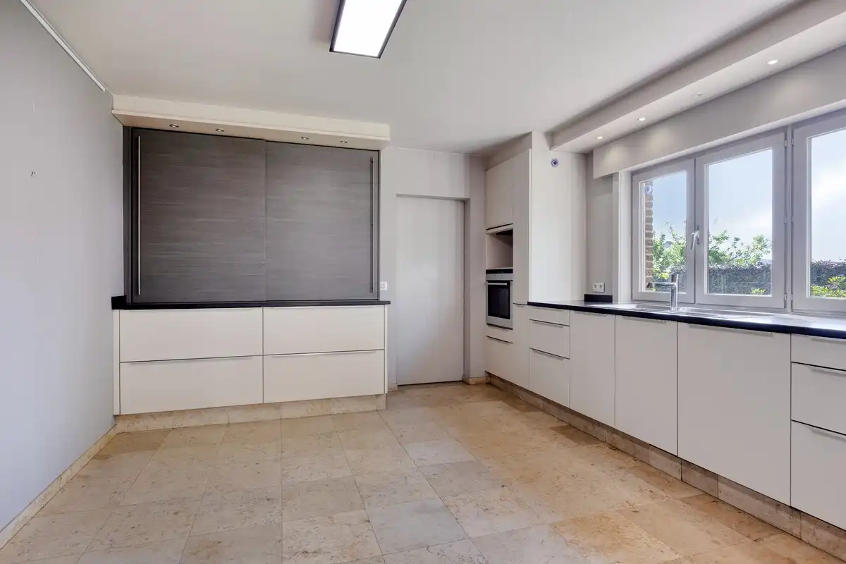 Kloeke villa met 4 slaapkamers en dubbele garage foto 8