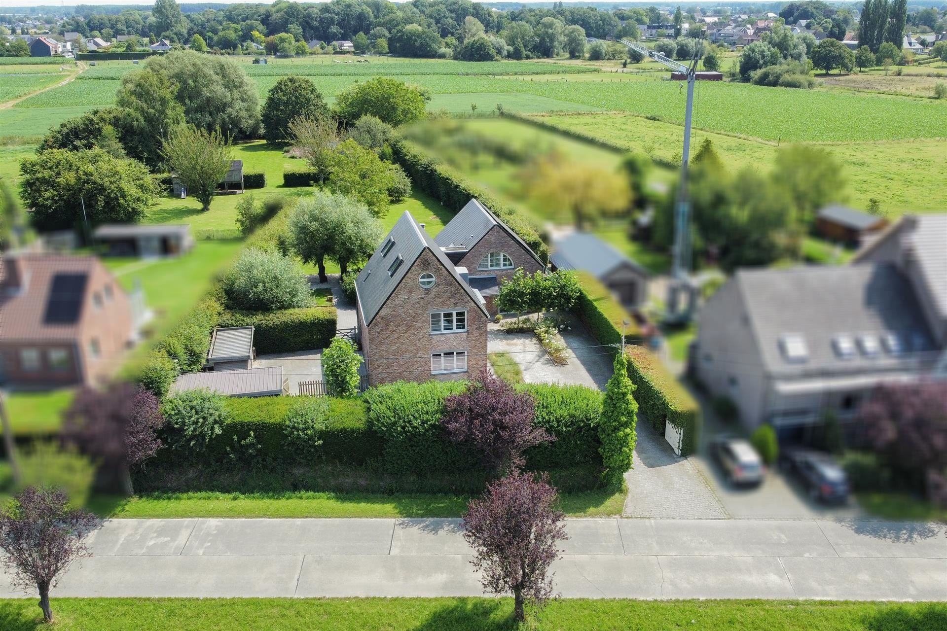 Landelijke villa op een prachtig perceel omringd door groen. foto 1