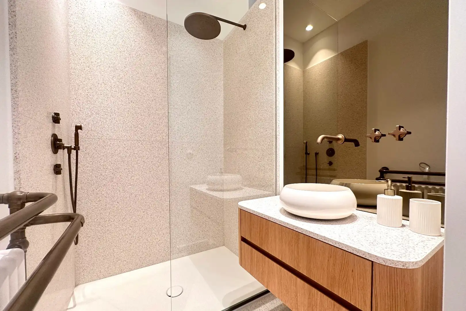 Gerenoveerde luxe studio achterzijde Zeedijk foto 6