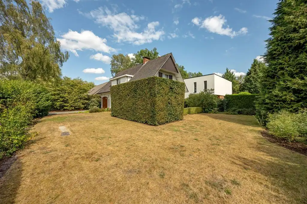 Klassieke te renoveren villa op een mooi hoekperceel in wijk "Hertebos" foto 24