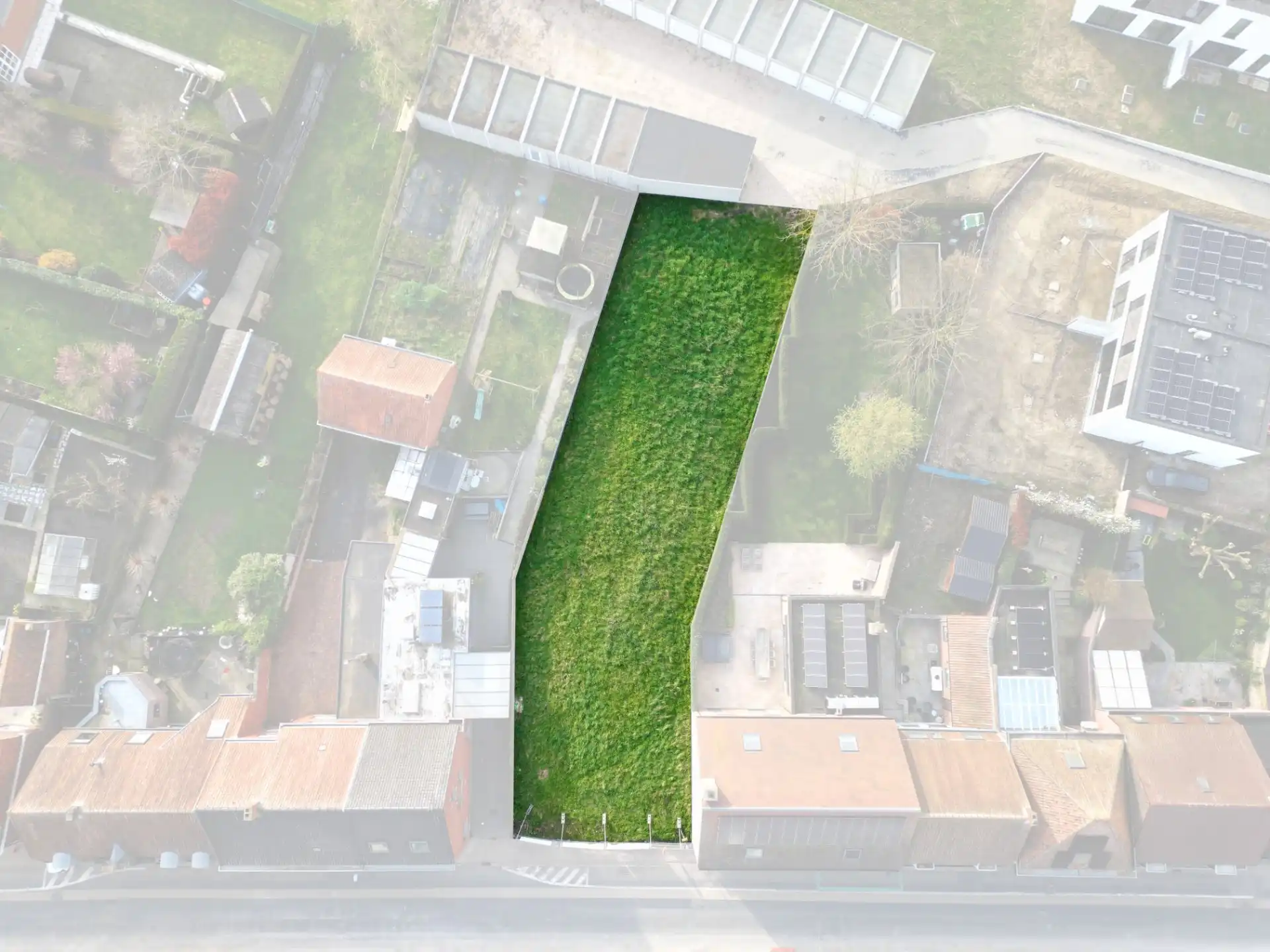 Moderne halfopen gezinswoning met carport foto 4