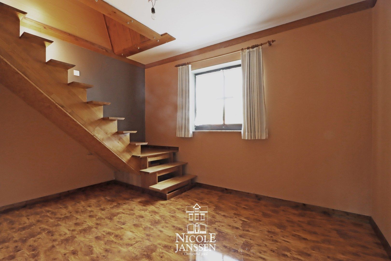 Ruime woning met grote kelder  foto 15