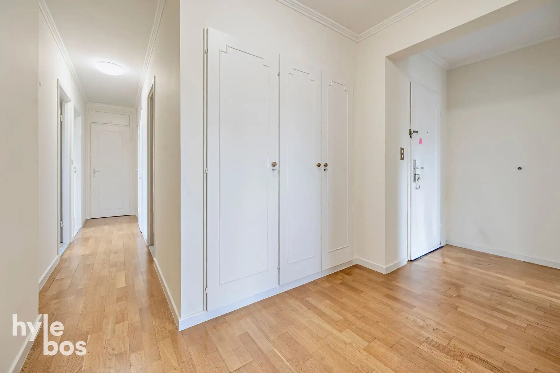 Ruim instapklaar 2 slaapkamer appartement met garage foto 4