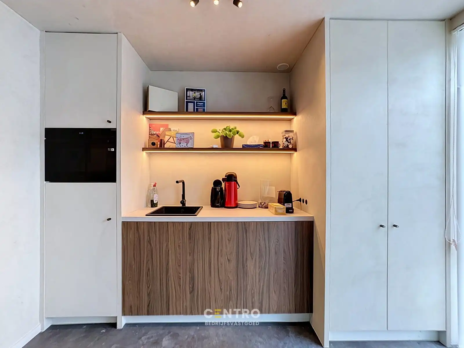 Uniek, betaalbaar aanbod: Instapklaar en goed geïsoleerd MAGAZIJN met KANTOOR, voorzien van alle comfort (airco, keuken, sanitair, ...). Op een boogscheut van Brugge centrum! foto 5