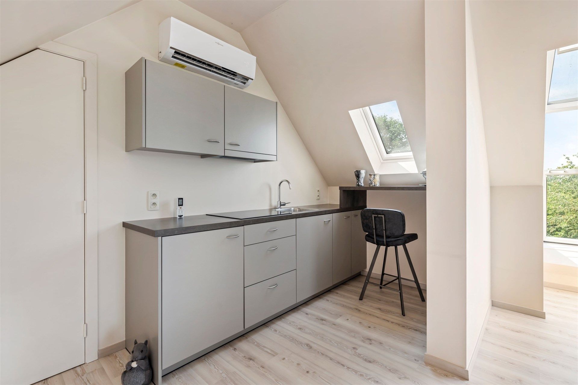 Ruim opgezette, landelijke woning met aangename tuin, 6 slaapkamers en een ingerichte woonstudio op de 2e verdieping foto 25