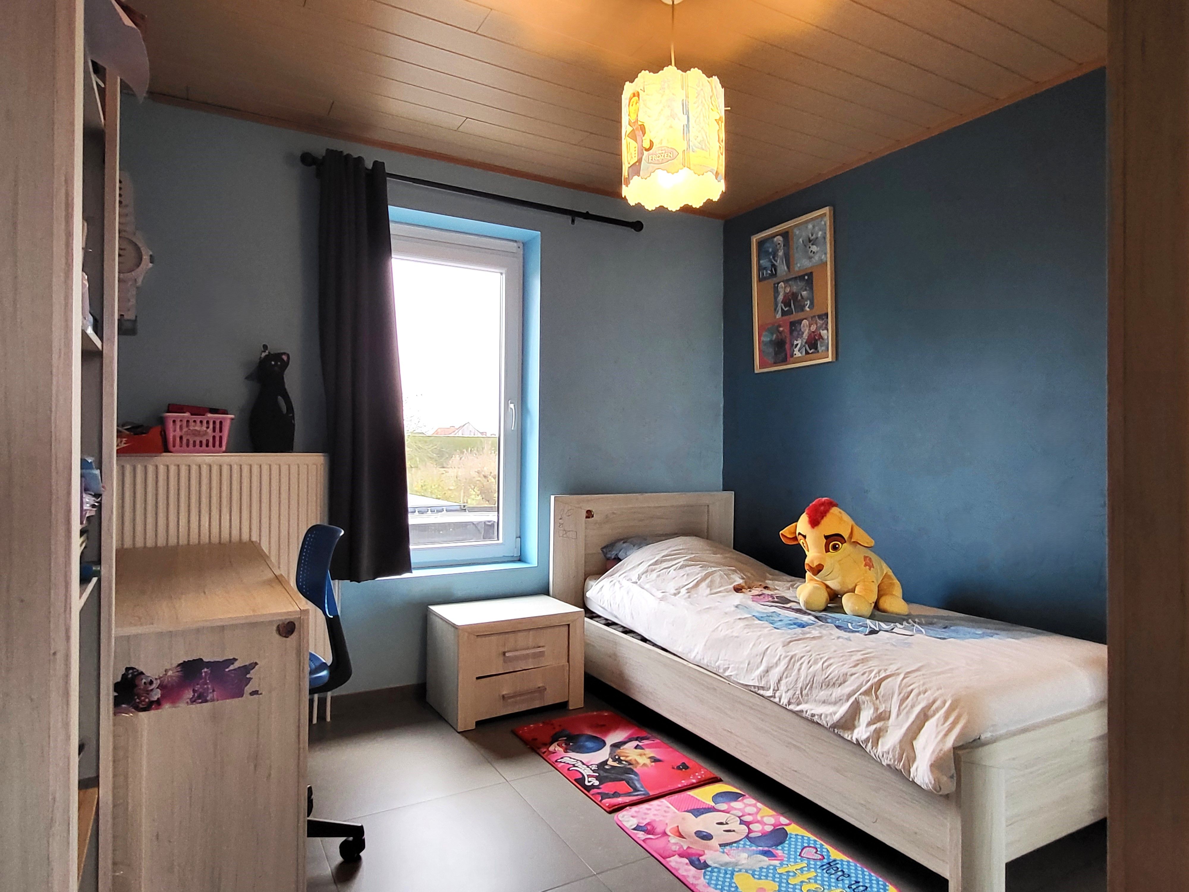 Deze instapklare halfopen woning uit 2014 ligt in een rustige en landelijke straat in Lierde.  foto 19