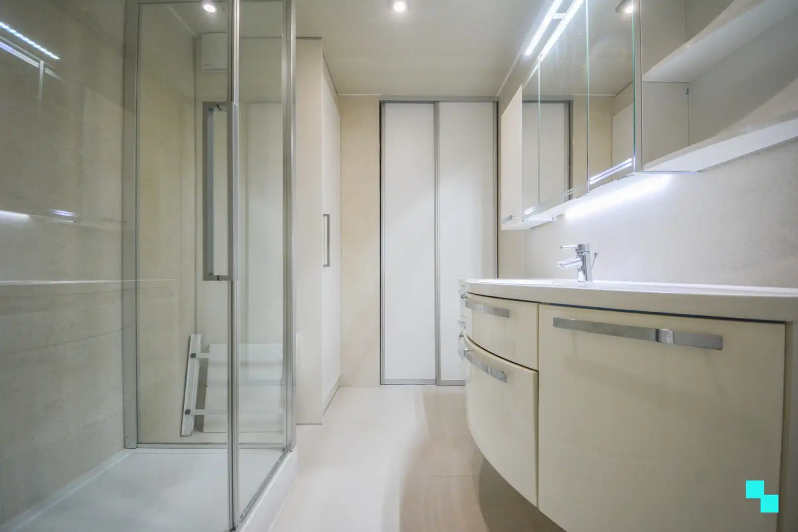 Gerenoveerd 3-slaapkamer appartement te Roeselare foto 17