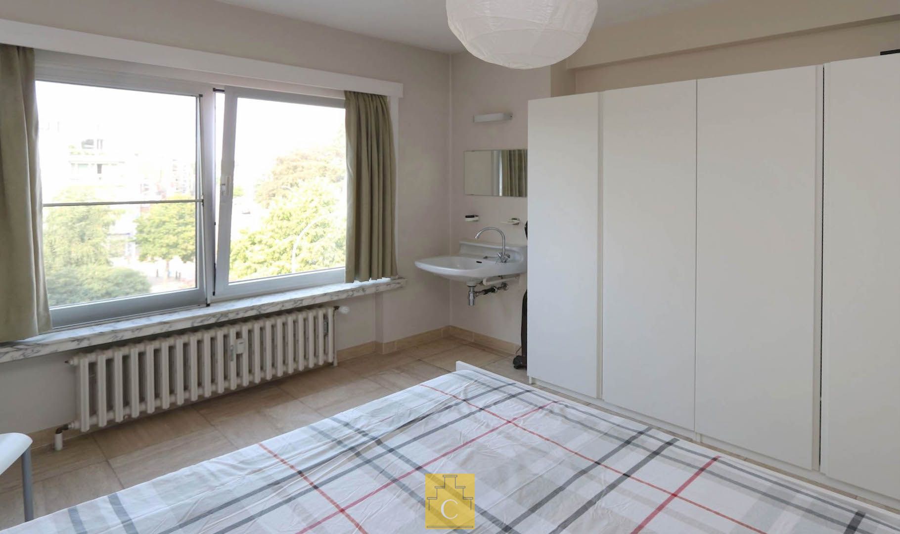 Ruim hoekappartement (155 m2) te Sint-Andries, 3 slaapkamer, terras , lift en garagebox foto 9