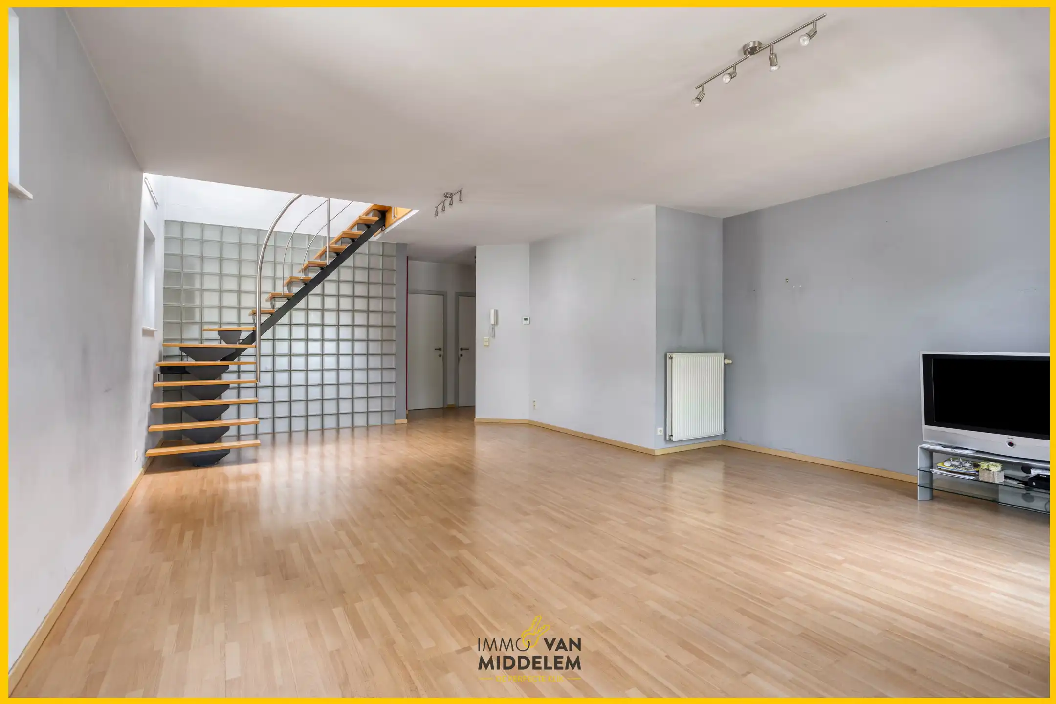 DUPLEXAPPARTEMENT MET 3 SLAAPKAMERS, GARAGE EN BERGING foto 2