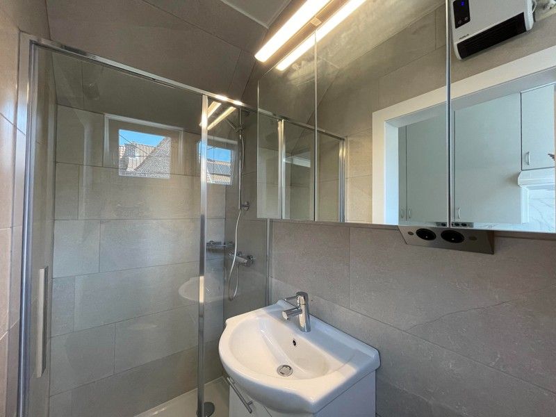 Gerenoveerd duplex appartement nabij centrum Roeselare! foto 6